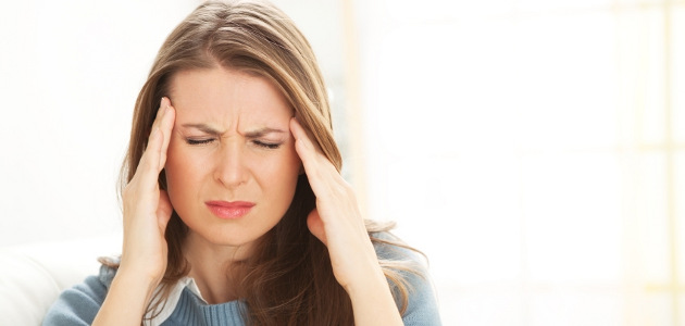 femme avec maux de tête