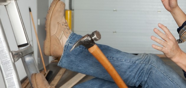 homme qui tombe d'une échelle