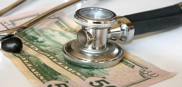 stétoscope et billets banque