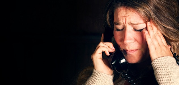 fille triste au téléphone